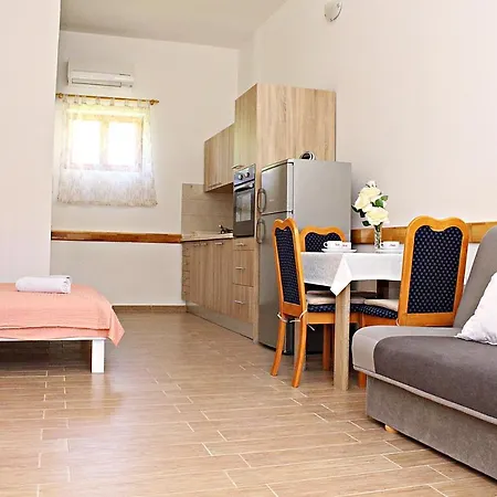 Studio Apartman Zara 아파트 *